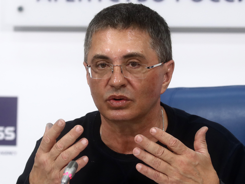 Врач Александр Мясников пожаловался на отравление
