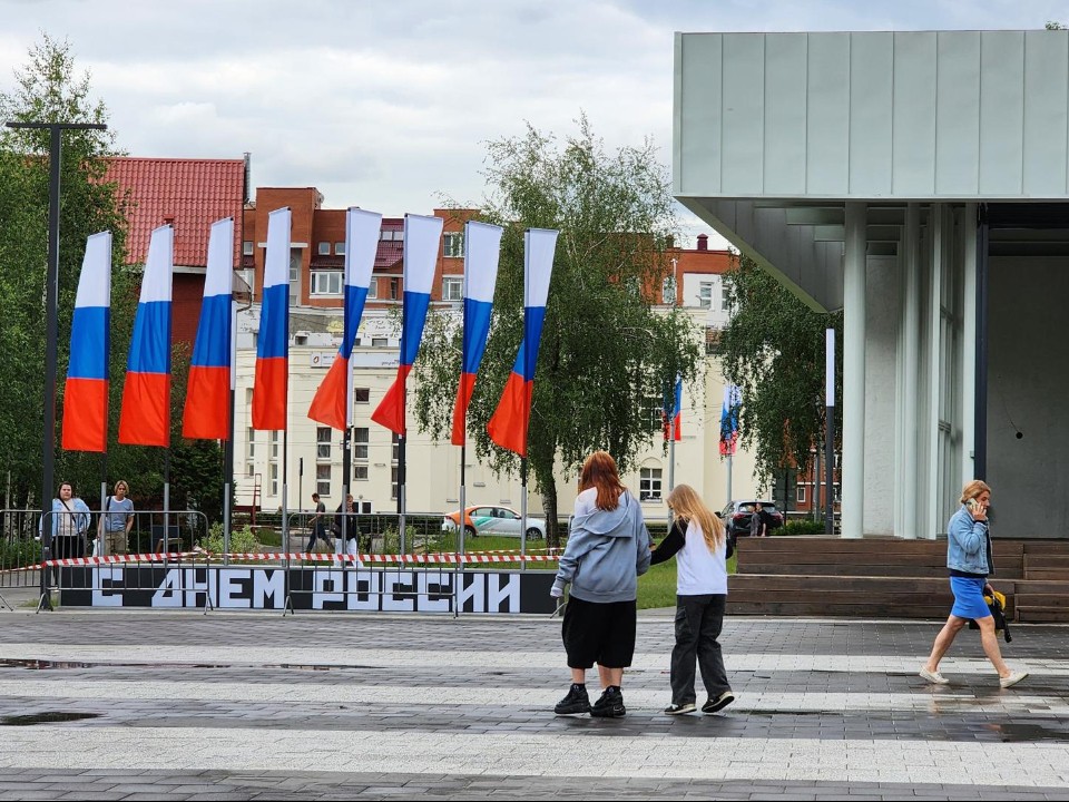 Улицы Лобни украсили флагами ко Дню России