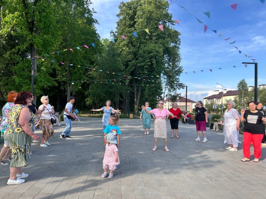 Танцплощадка на открытом воздухе начала работать в Новом Ступине