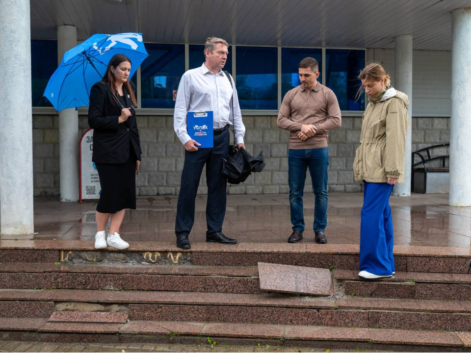 Во Дворце спорта «Олимп» отремонтируют ступени у входа в здание