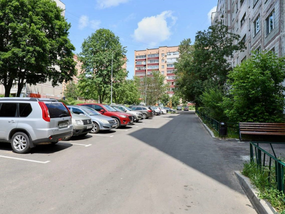 Во дворах на улице Дружбы до конца недели окосят траву