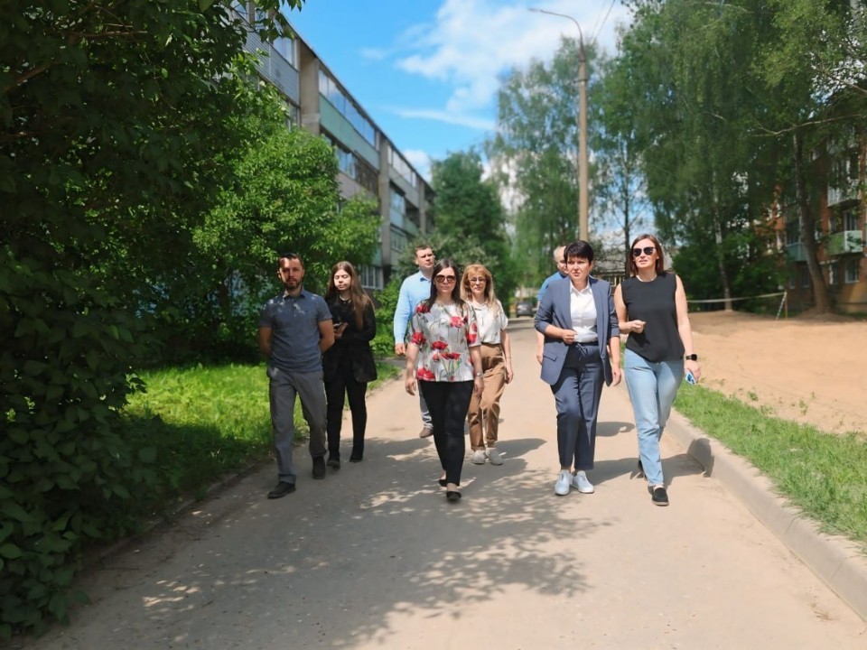 На улице Тихой обустраивают парковку и озеленяют двор