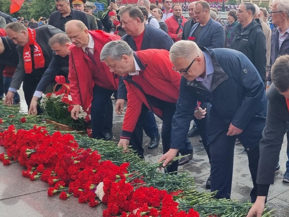 Руководитель фракции КПРФ в Мособлдуме Александр Наумов принял участие в акции ко Дню памяти и скорби