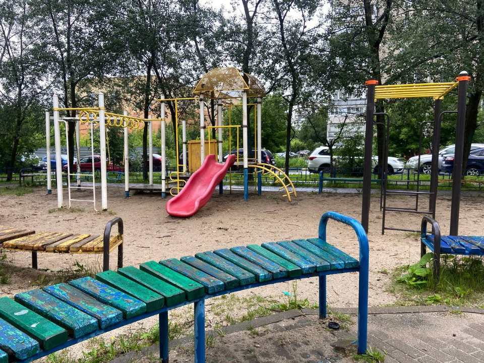 Игровые элементы детской площадки покрасят в Электромонтажном проезде Подольска