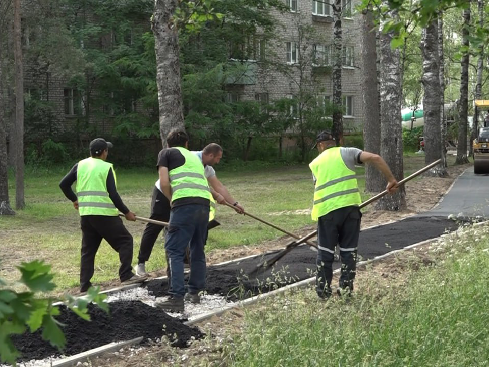 Новый асфальт положили на тротуарах и дорогах во дворах Дубны