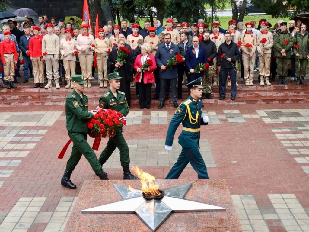 Сотни жителей Чехова возложили цветы у Вечного огня в честь Героев