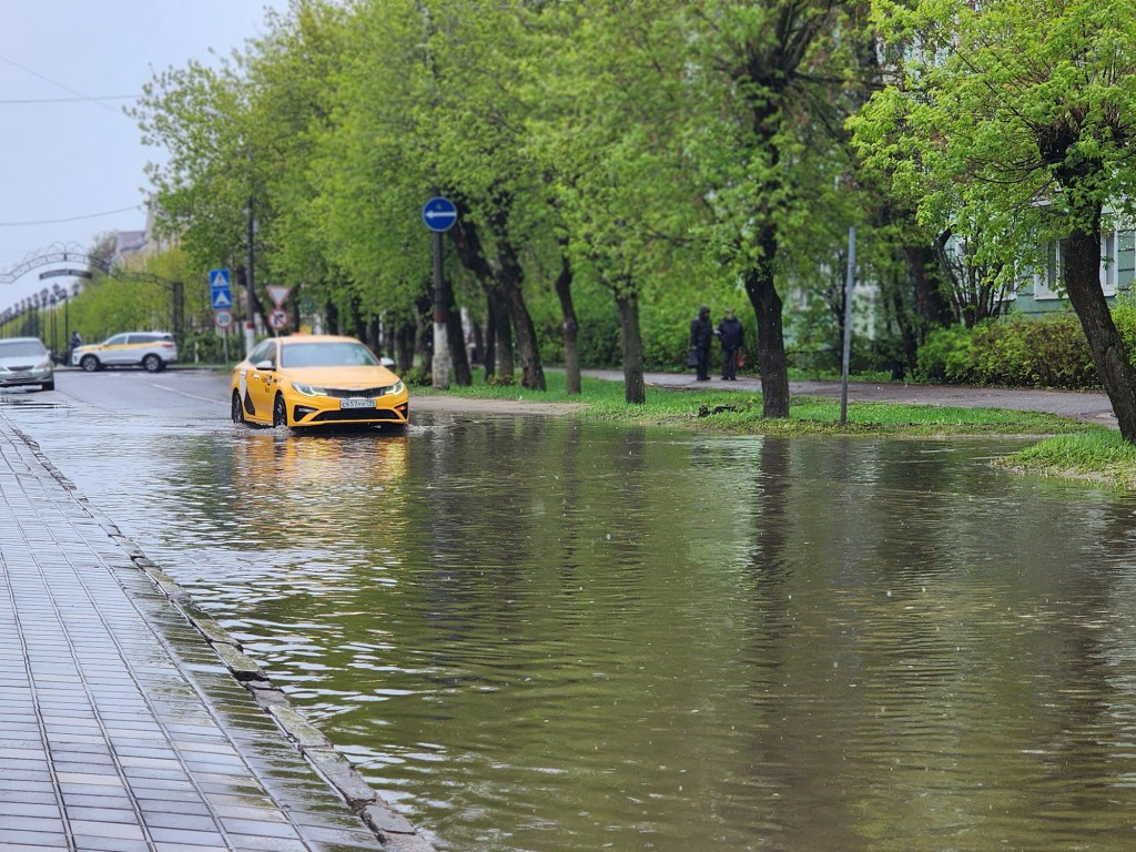 В микрорайоне Лопатинский ликвидировали подтопление дороги