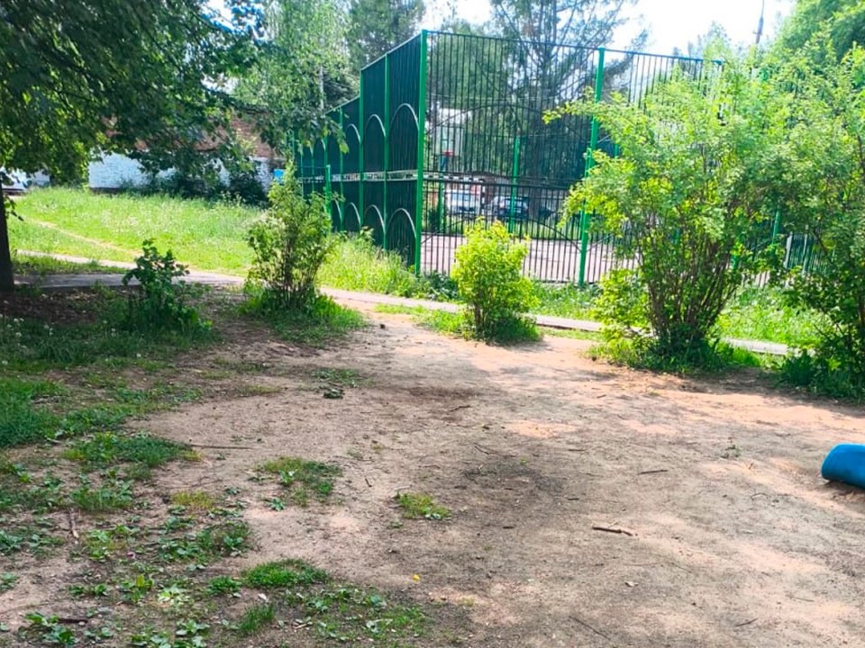 На улице Маяковского навели порядок на детской и футбольных площадках