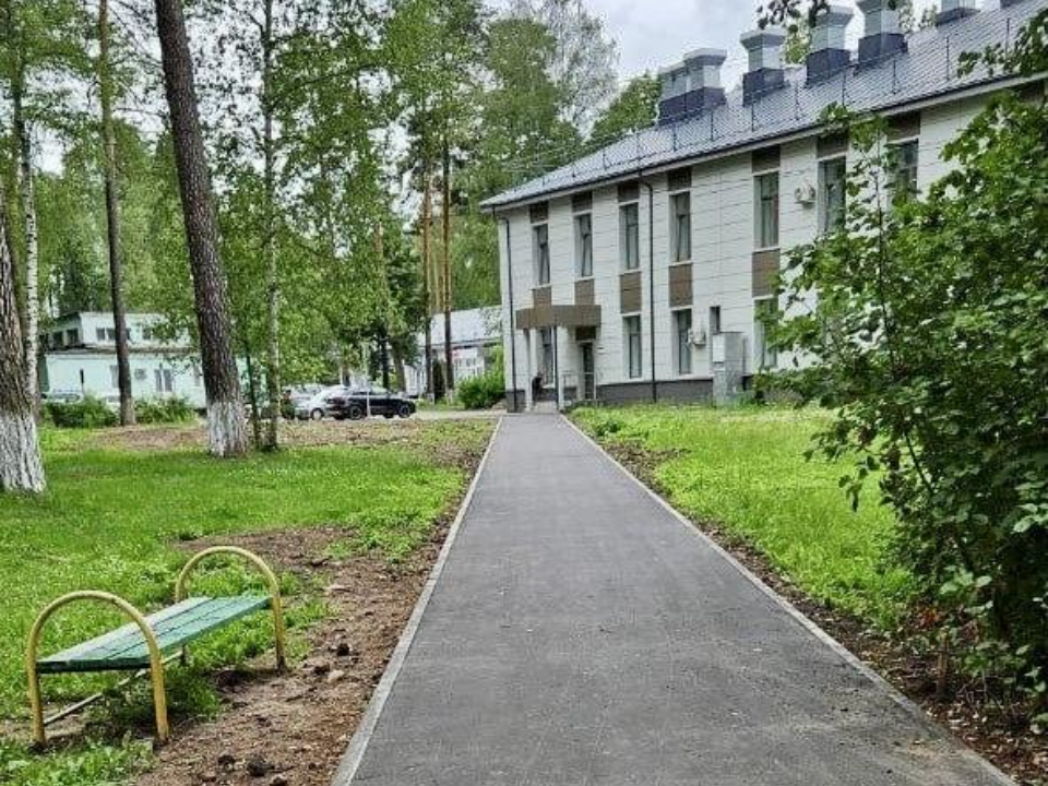 Летом в Подмосковье отремонтируют территории 23 медучреждений