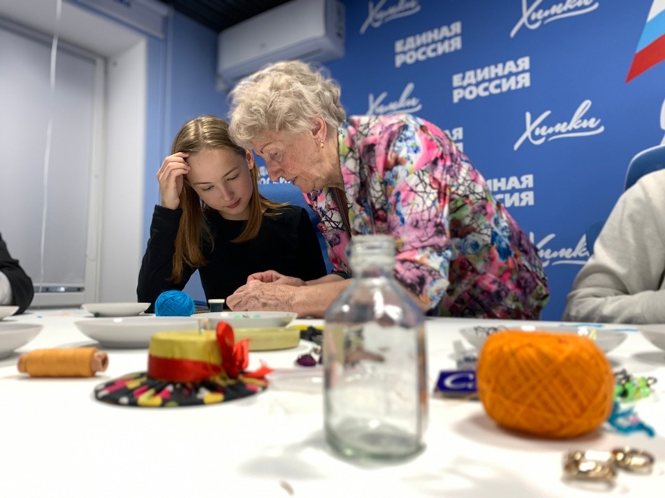 Молодежь Химок делает подарки для бойцов СВО на мастер-классе