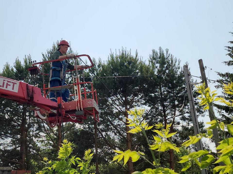 На улице Новой в Астапове энергетики делают безопасную и долговечную электролинию
