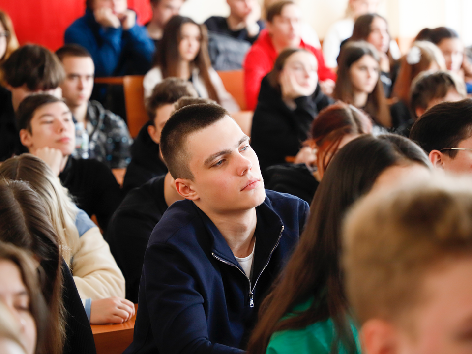 Поступление в 2025 году: бюджетные и платные места в вузах и колледжах рядом с домом