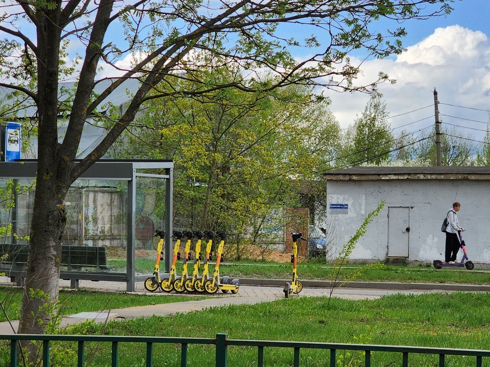 Самокат на крышу припарковали неопознанные шутники в Бронницах