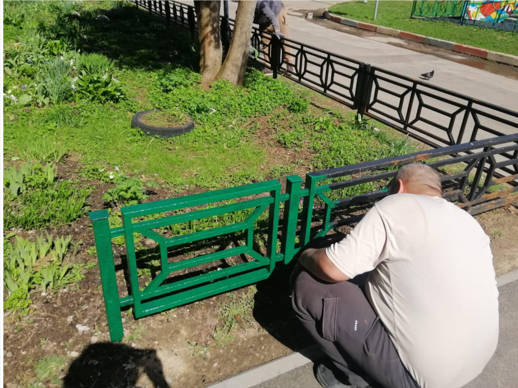 Заборы в Восходе стали зелеными