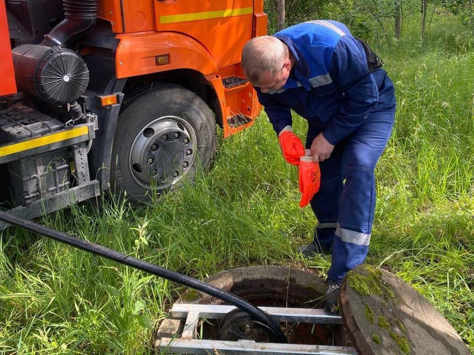 Сотрудники ресурсоснабжающей организации промыли около 225 км трубопроводов в июне
