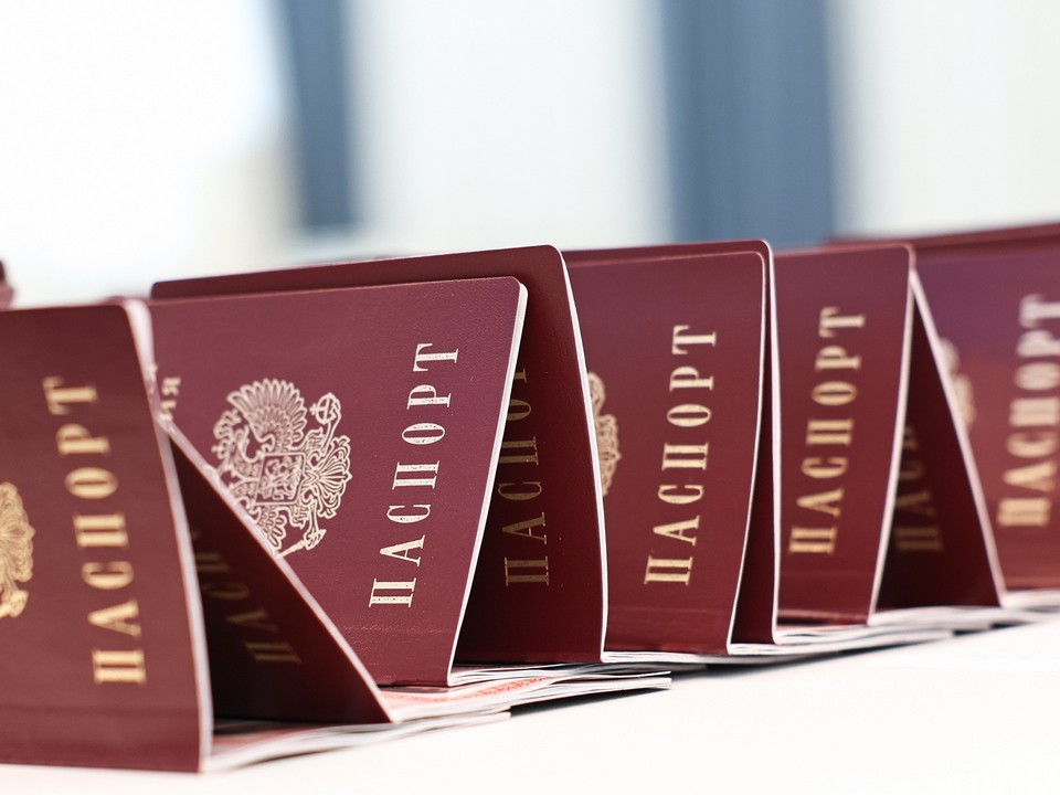 Подросткам в Лобне выдают сразу два паспорта
