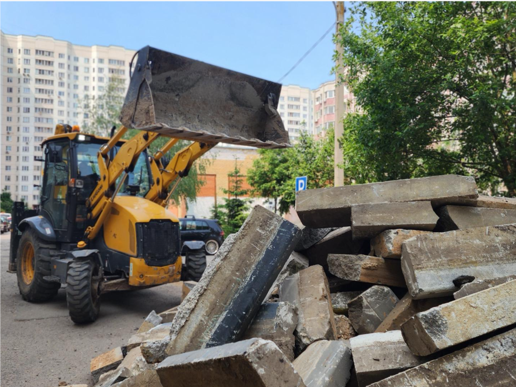 На улице Молодежной заменят бордюры и асфальт до июля