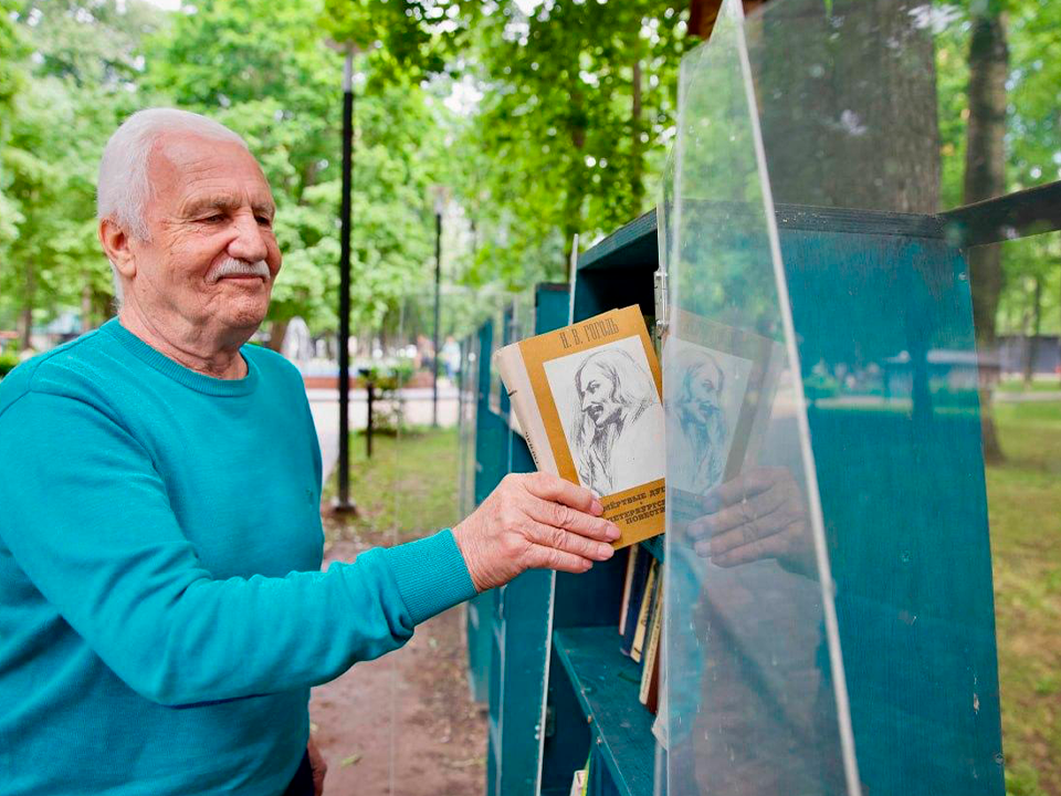 В парке Подольска установили полки для буккроссинга с книгами в виде слова «Читай»