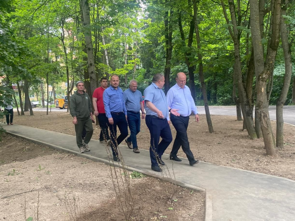 В Селятинском дворе обновят детскую площадку и построят парковку
