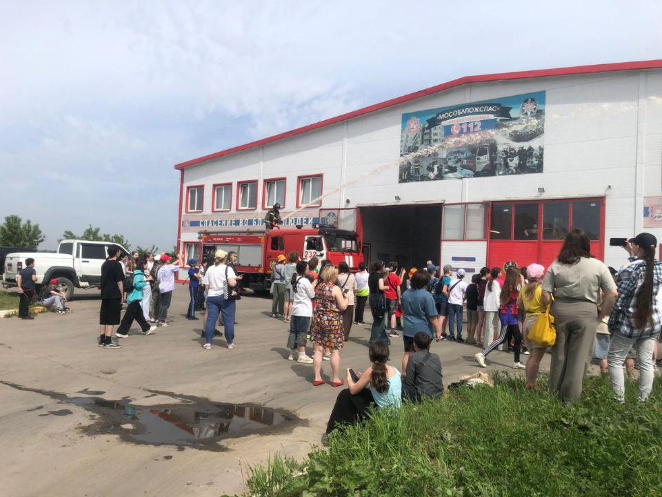 Школьники Люберец и Раменского примерили пожарную одежду и посидели в салоне спецмашины