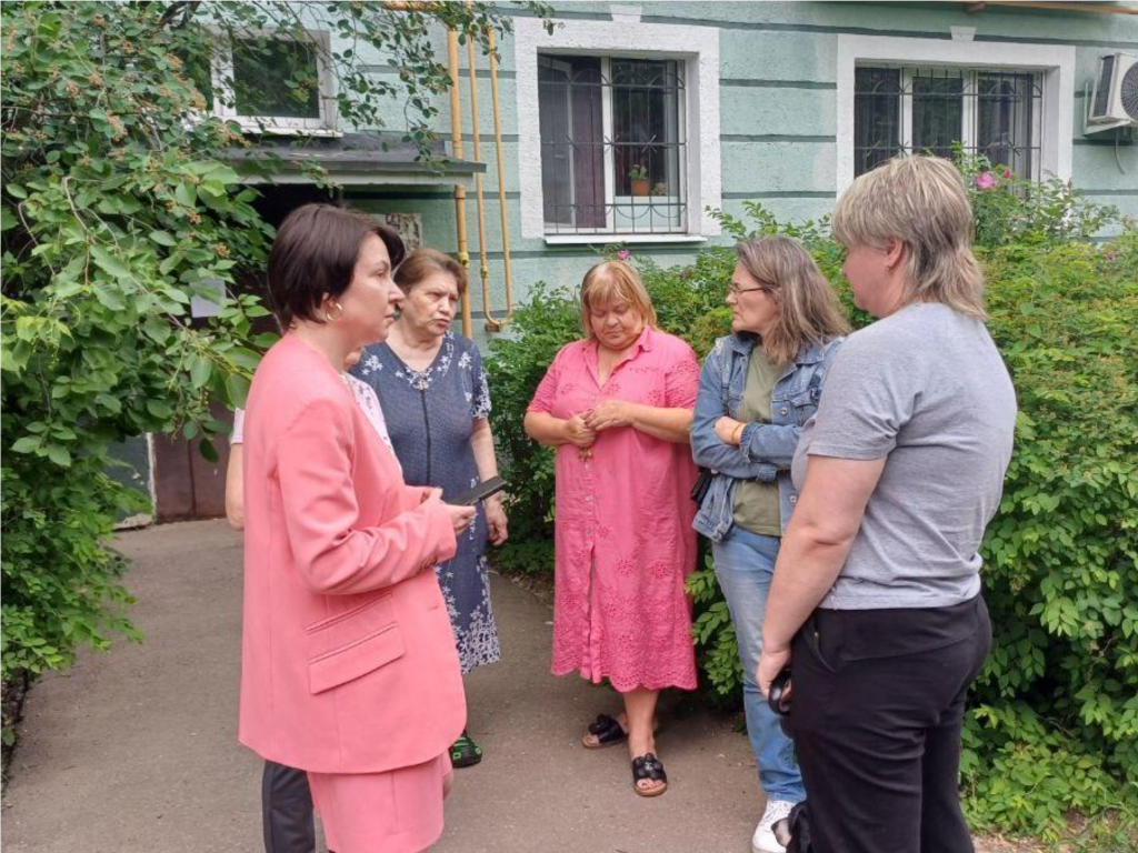 Горы веток вывезут из двора на улице Горького