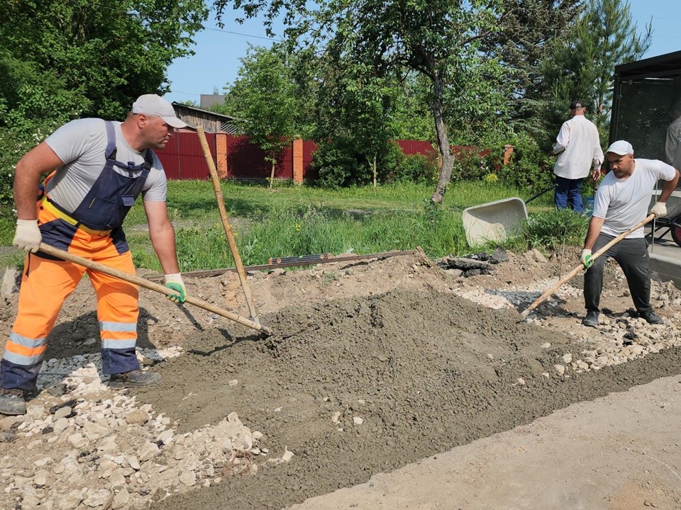 В деревне Новой под Серпуховом обустраивают современный тротуар вдоль дороги