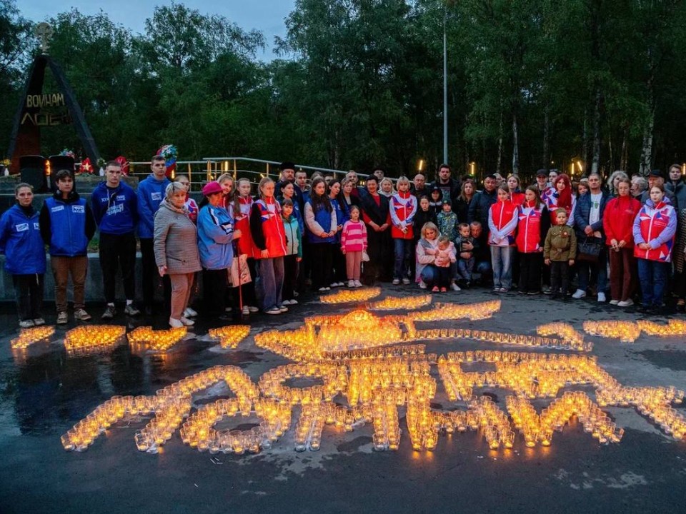 Память павших героев почтили двумя тысячами свечей у мемориала в Лобне