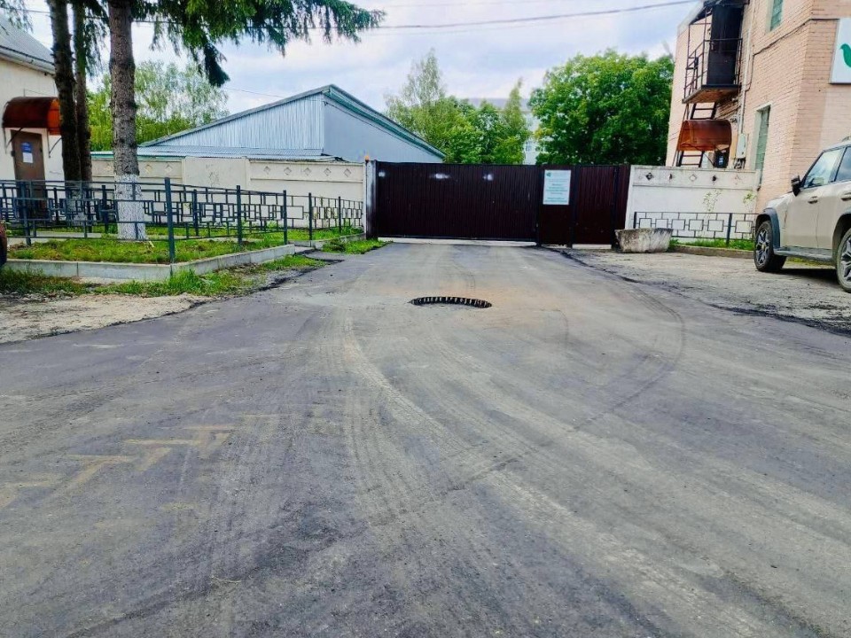 Асфальт заменили на территории психбольницы в поселке Павлова