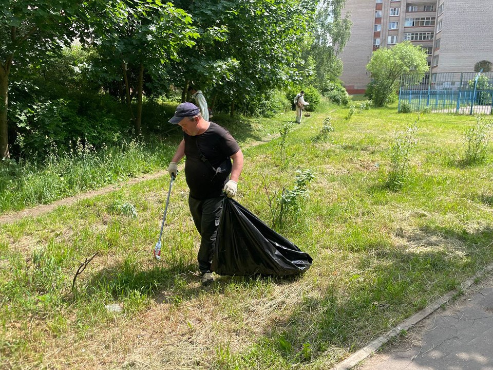 Мусор убрали на свежескошенном газоне в Красноармейске
