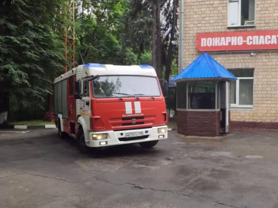 Певец Анатолий Цой лично поблагодарил подмосковных пожарных за спасение дома