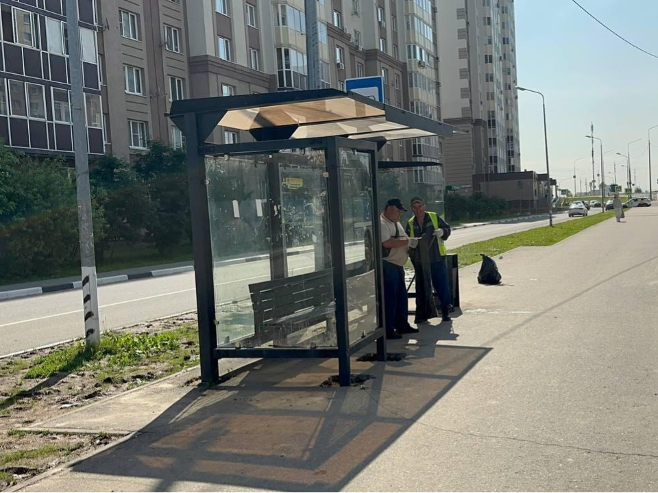 Коммунальные службы убрали мусор у остановок в микрорайоне Южный