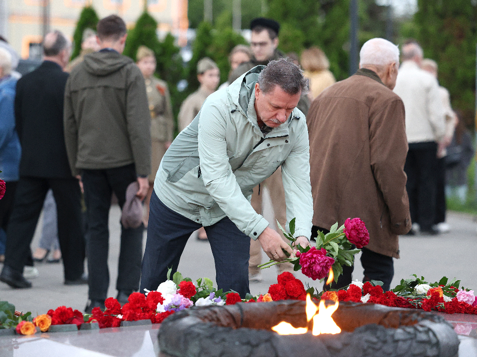 Дмитров помнит: в четыре утра жители пришли к мемориалу «Вечный огонь» (видео)