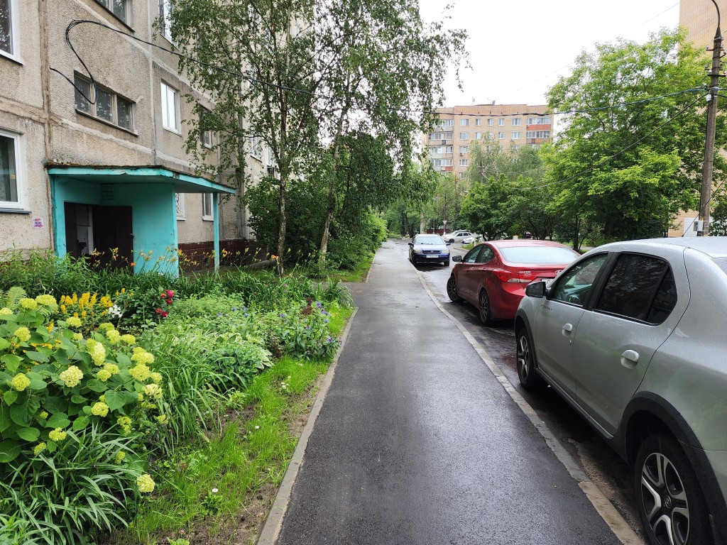 В поселке им. Цюрупы отремонтируют дом и покосят траву на улице Рабочий городок