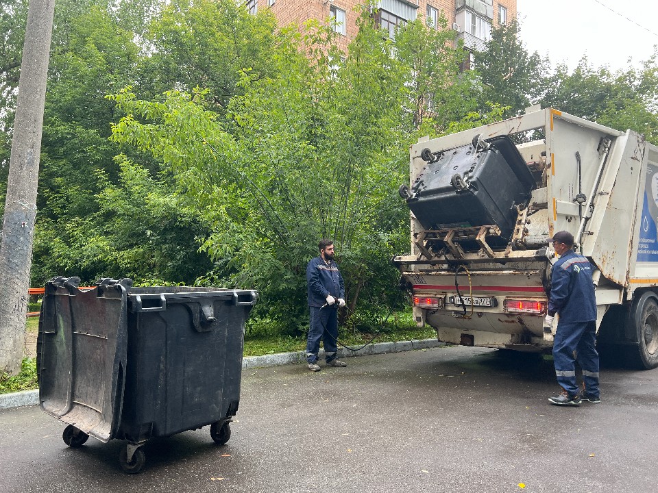 Жителям Звенигорода пояснили, почему их будят по утрам мусоровозы