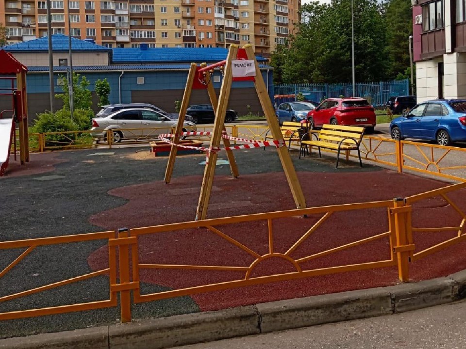 В Звенигороде отремонтируют опасные качели на детской площадке