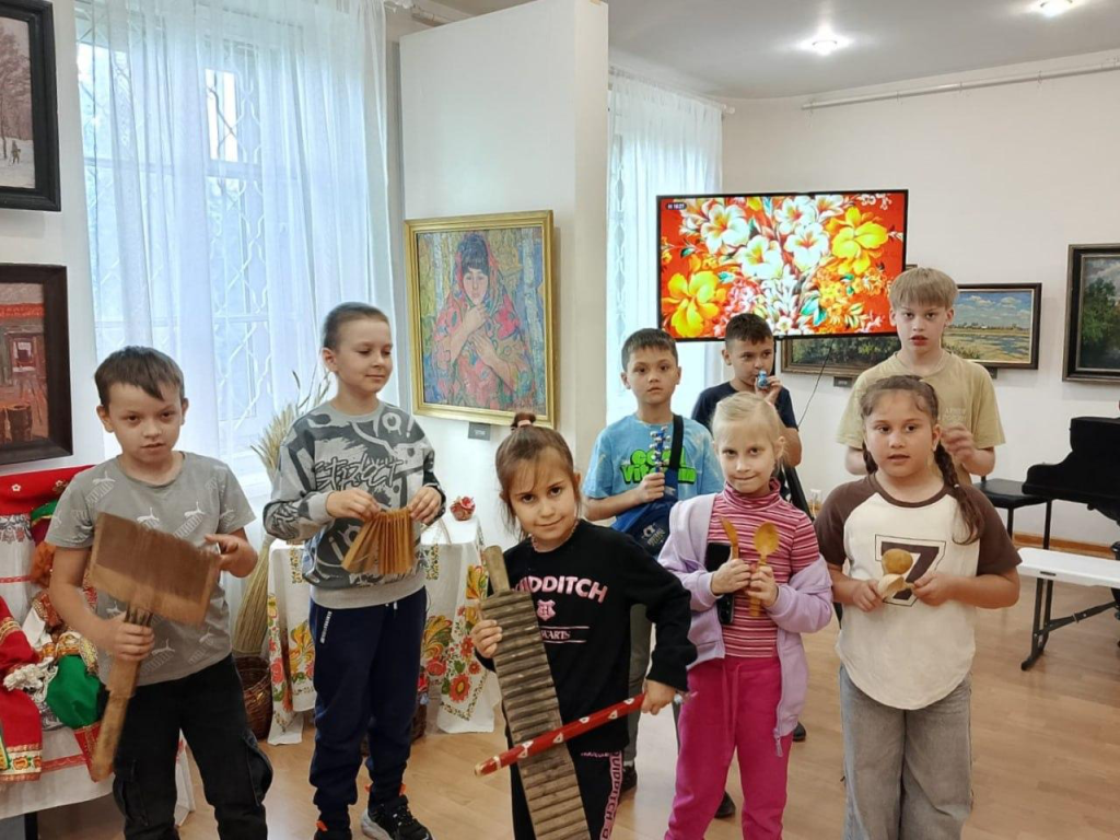 Музей им. Алексеева провел урок по русской народной песне для школьников