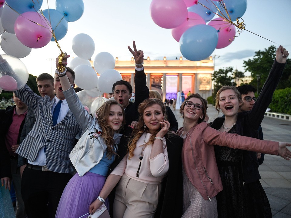 Аналитики рассчитали, сколько стоит собрать школьника на выпускной в 2025 году