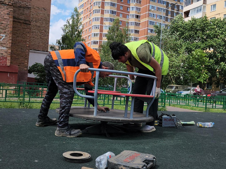 В Истре в рекордные сроки отремонтировали детские площадки