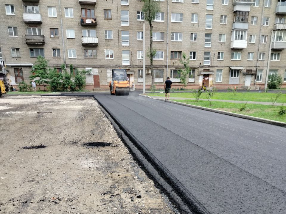 Во дворе на углу проспекта Ленина и улицы Жулябина уложили новый асфальт