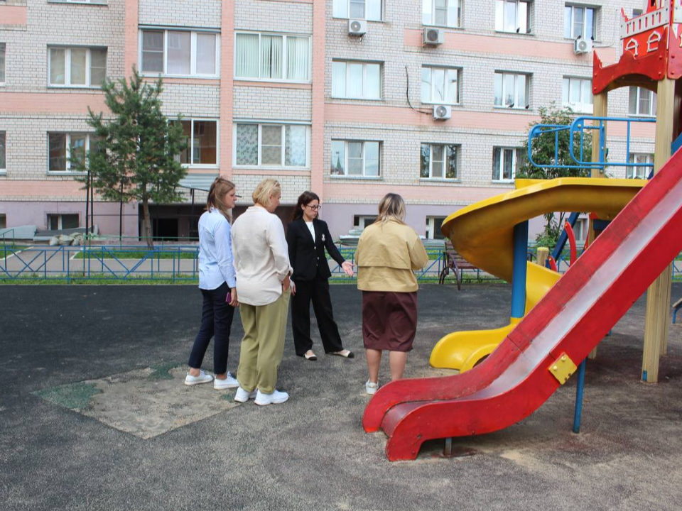 На улице Горького оперативно отремонтировали горку на детской площадке