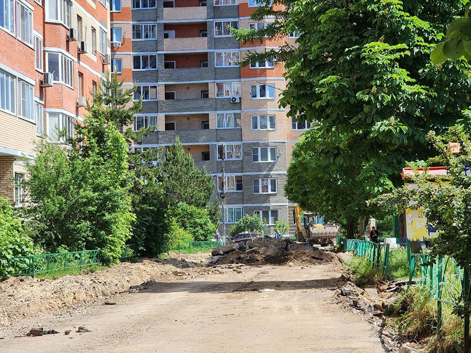 Во дворе на улице Михаила Марченко уложат новый асфальт и высадят газоны