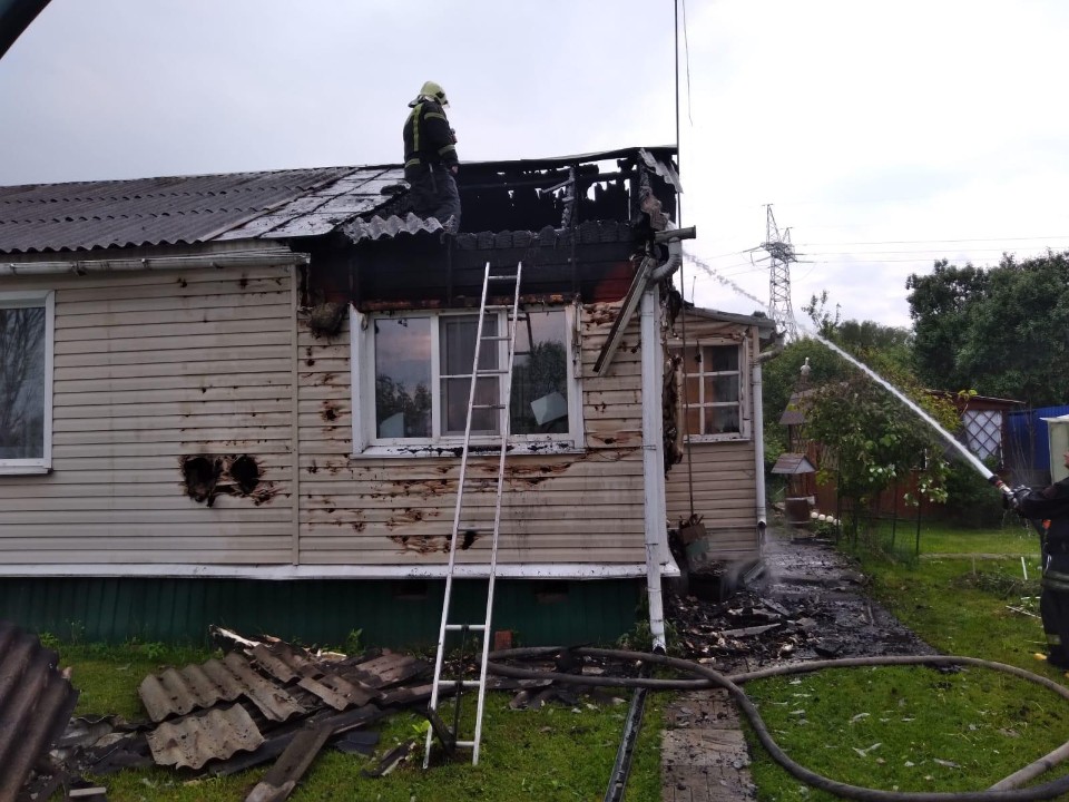 Пожарные ликвидировали возгорание в частном доме в Солнечногорске