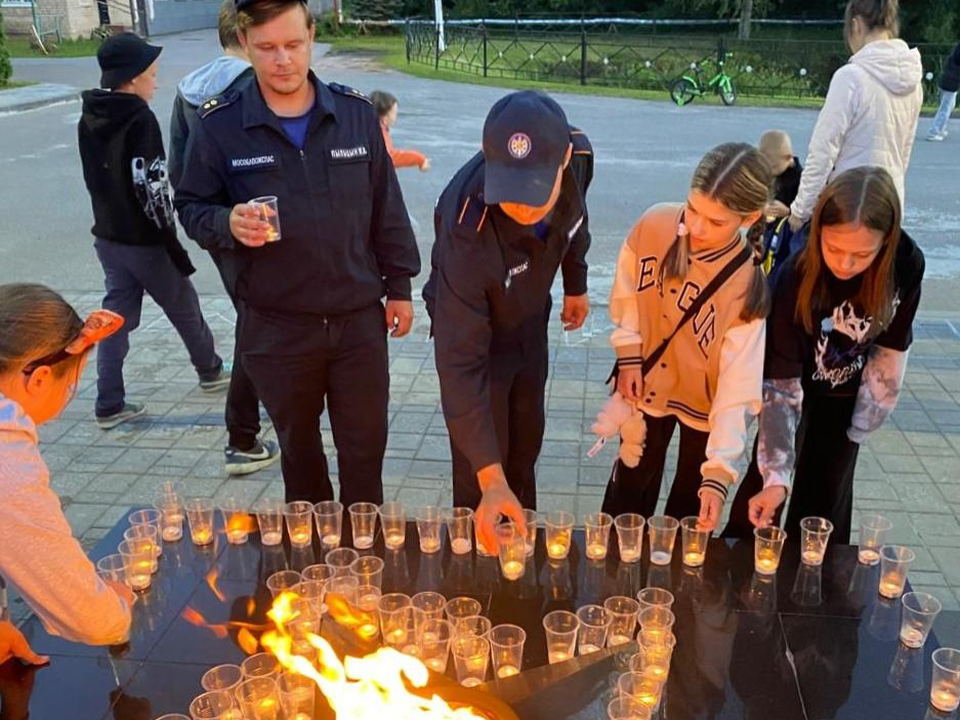Пожарные Шатуры зажгли свечи в память о героях войны