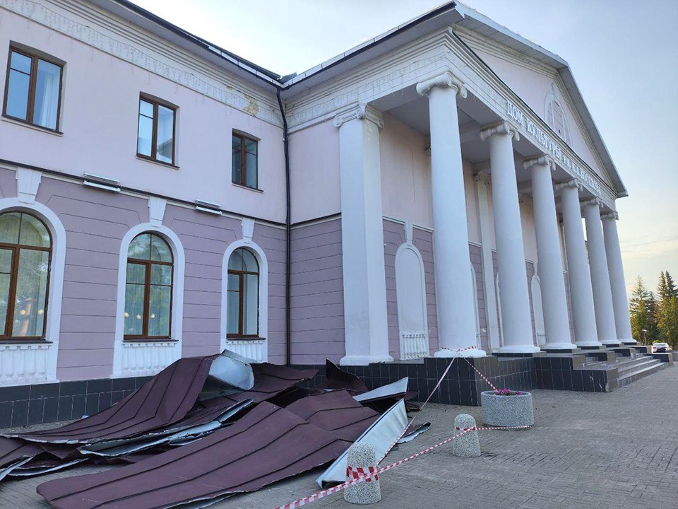 В ДК имени Косякова обновляют ступени и входную группу