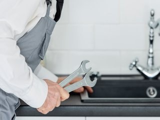 Коммунальщики устранили потопы квартир в доме на улице Молодежной в Химках