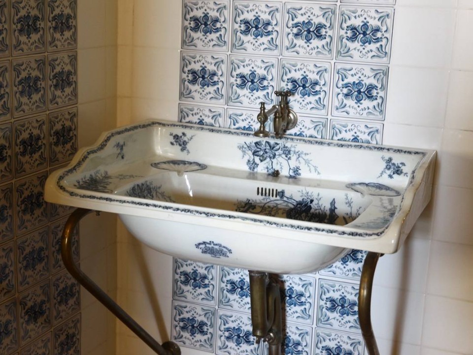 Экскурсия по тайным комнатам: сантехника начала ХХ века представлена в усадьбе Горки