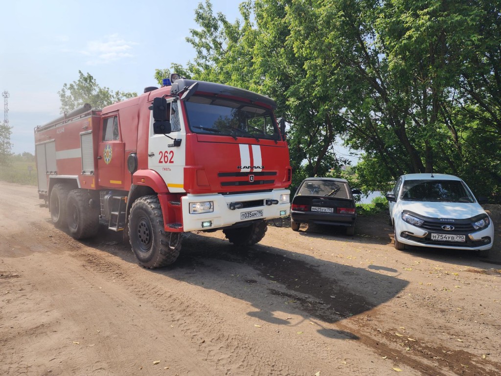 В тушении пожара в Сафоново участвовали 36 спасателей и 13 спецмашин