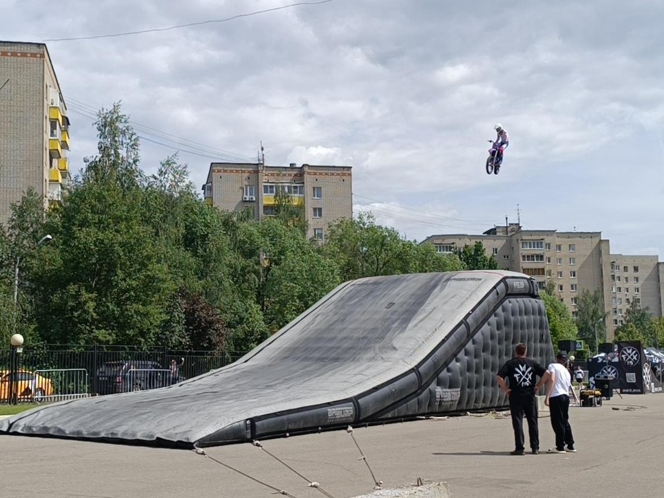 На праздновании Дня молодежи в Лобне выступила команда мотофристайла FMX13