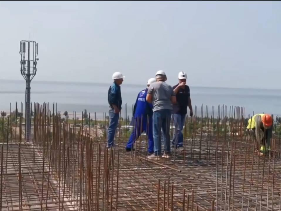 Подмосковные специалисты начали возводить верхние этажи дома в Мариуполе