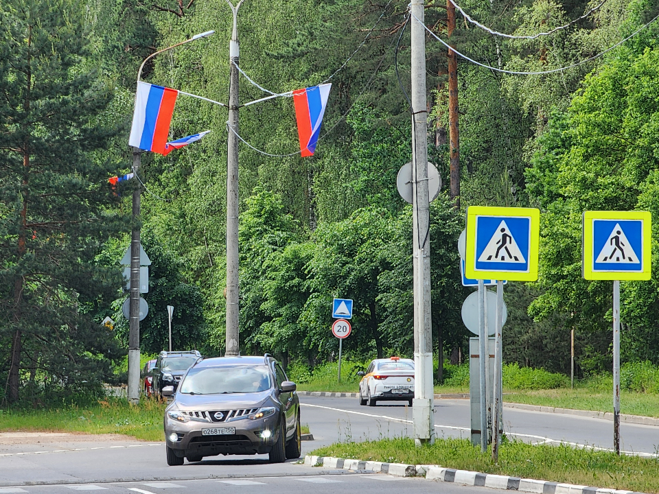 В День России Протвино украсили 99 государственных флагов
